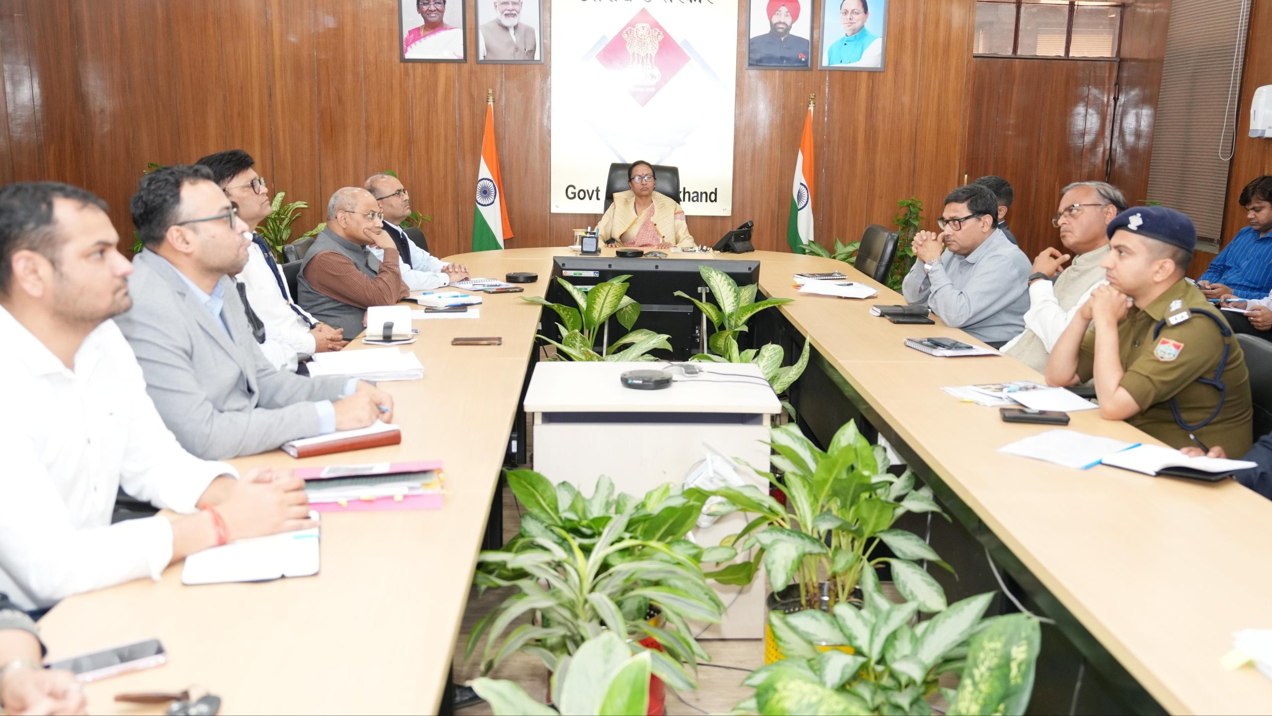 मुख्य सचिव राधा रतूड़ी ने आपदा प्रबन्धन विभाग की ली समीक्षा बैठक