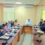 बंशीधर तिवारी बैठक लेते हुए