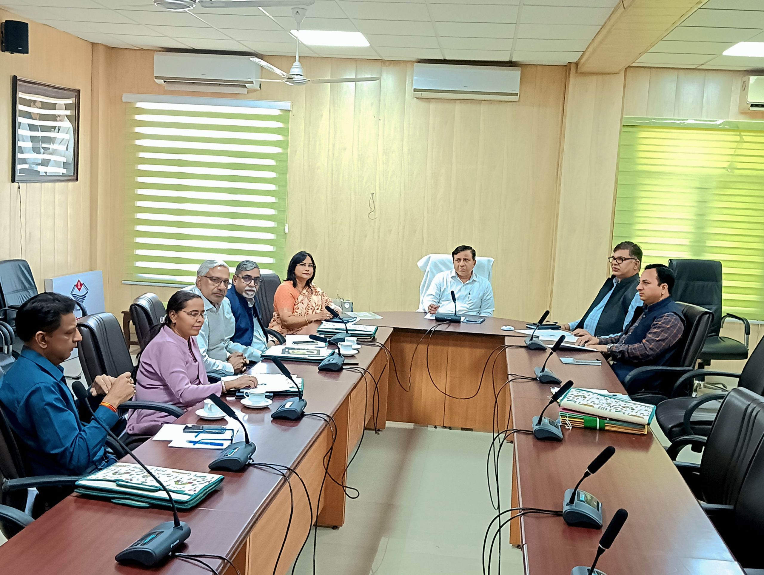 बंशीधर तिवारी बैठक लेते हुए