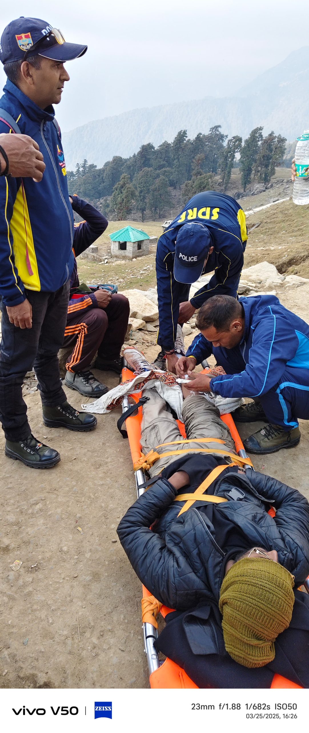 रुद्रप्रयाग: तुंगनाथ मंदिर मार्ग पर घायल व्यक्ति का SDRF ने किया सफल रेस्क्यू