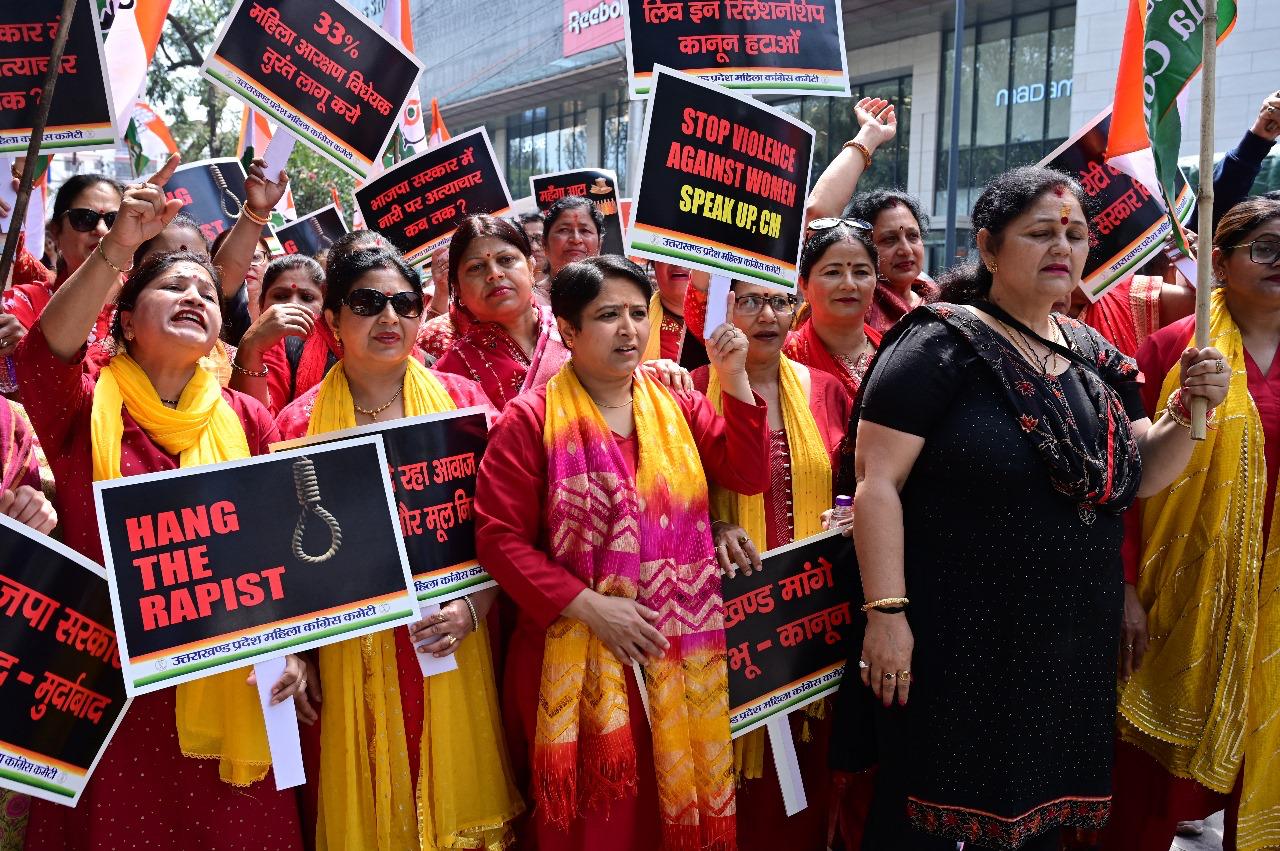 दून में महिला कांग्रेसियों ने किया मुख्यमंत्री आवास कूच, ये है वजह