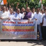 टोल प्लाज के खिलाफ प्रदर्शन करते कांग्रेसी