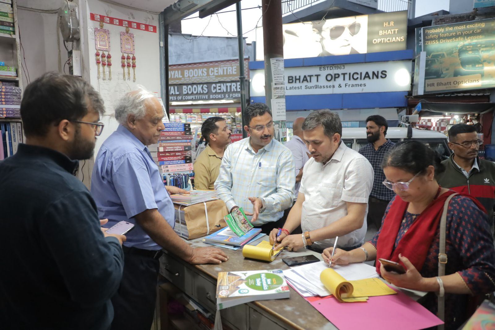 देहरादून ज़िला प्रशासन ने कॉपी-किताबों की दुकानों पर की बड़ी कार्यवाही, मारा छापा