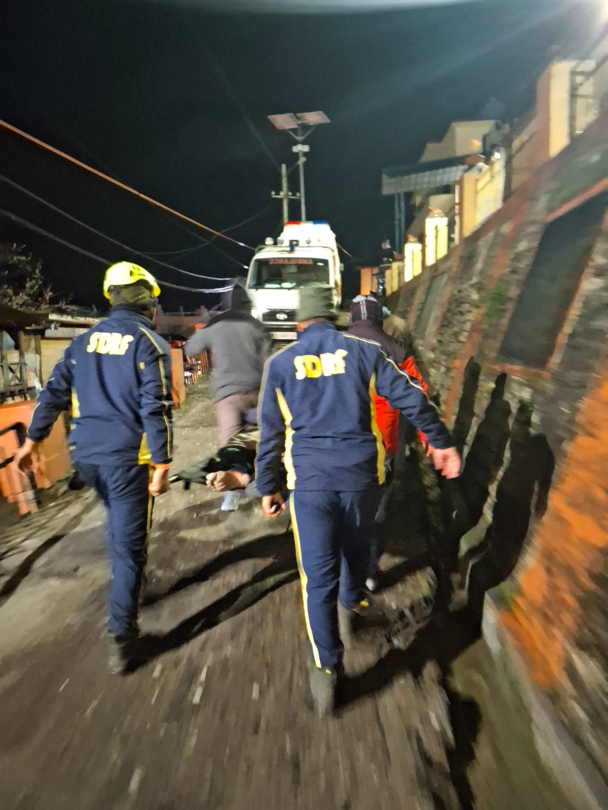 चमोली बद्रीनाथ मार्ग पर ऑल्टो वाहन हुआ दुर्घटनाग्रस्त एसडीआरएफ ने किया रेस्क्यू