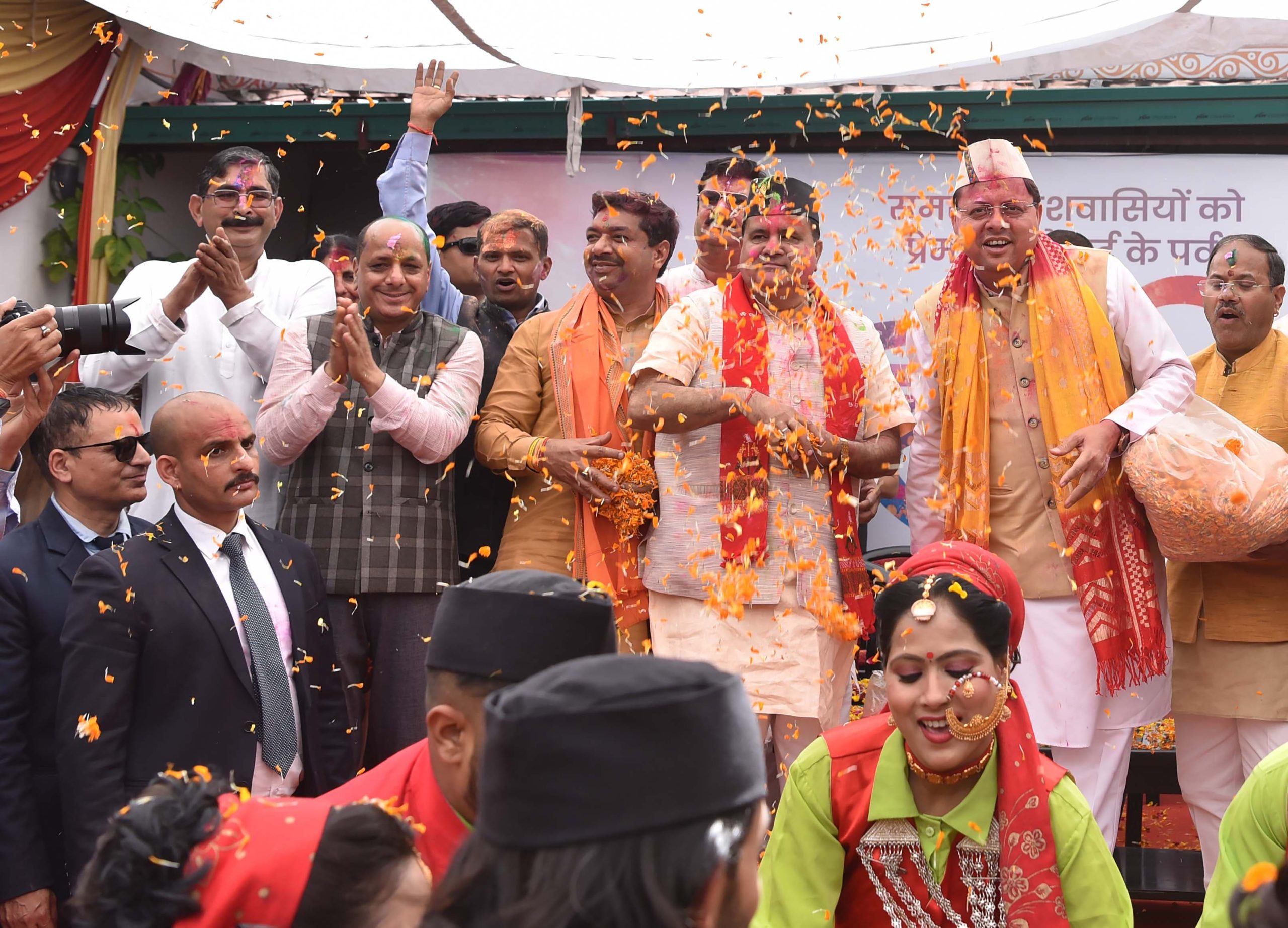 भाजपा मुख्यालय मे बिखरे होली के रंग, सीएम सहित वरिष्ठ नेताओं ने की शिरकत