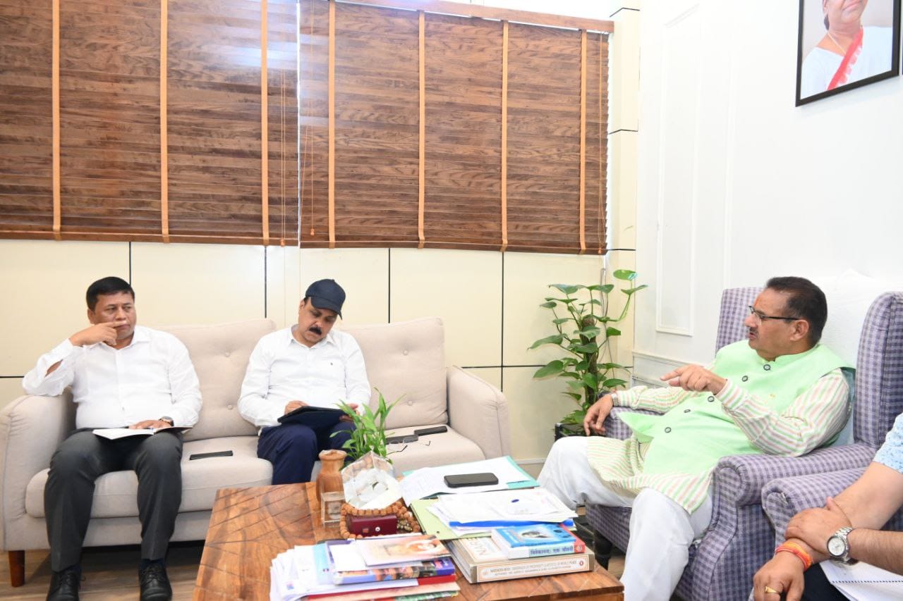 ग्राम्य विकास मंत्री गणेश जोशी ने पीएमजीएसवाई के अधिकारियों के साथ की विभागीय समीक्षा।