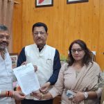 मेयर को ज्ञापन देते हुए कांग्रेसी