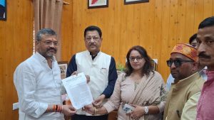 मेयर को ज्ञापन देते हुए कांग्रेसी