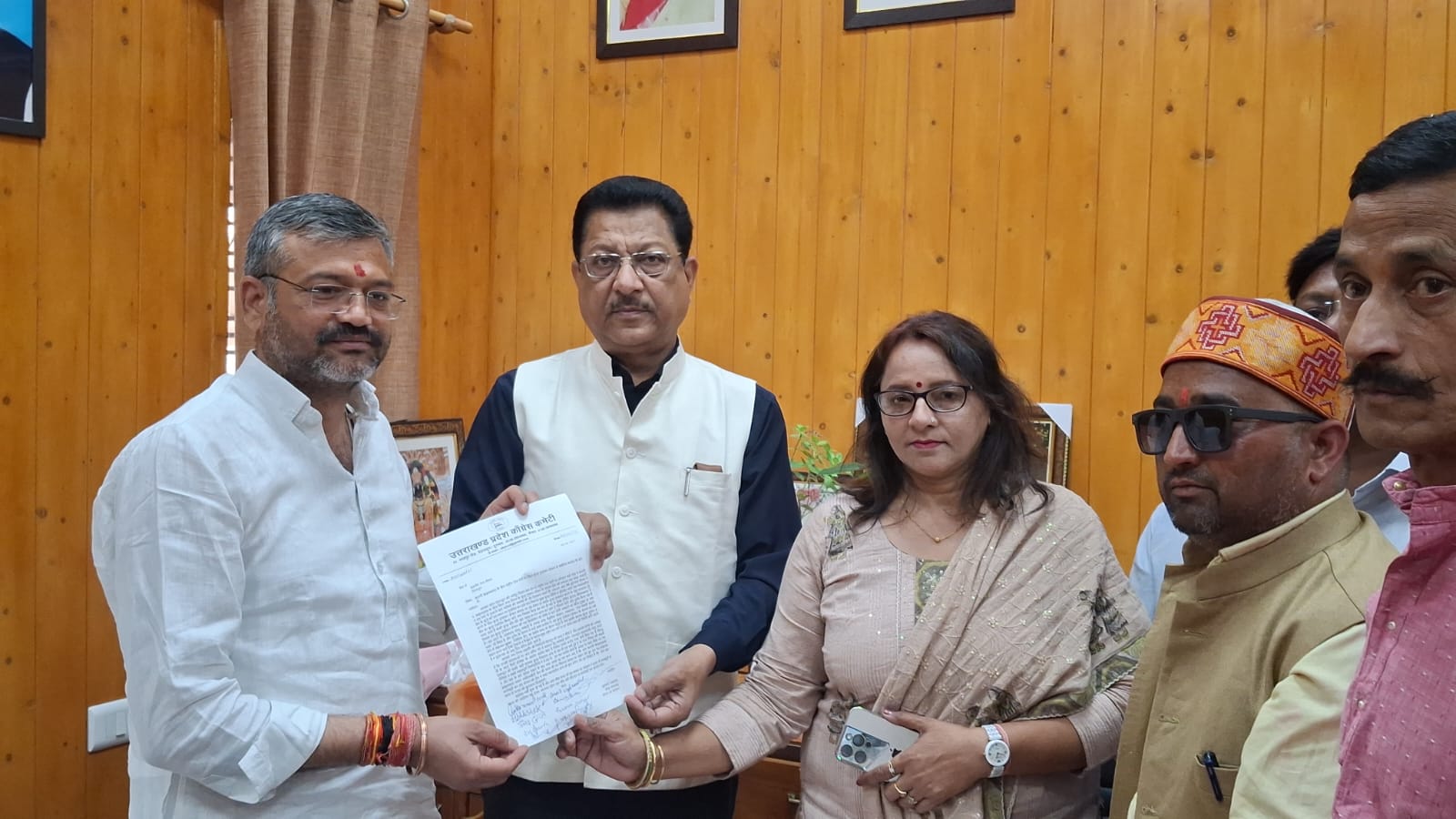 मेयर को ज्ञापन देते हुए कांग्रेसी