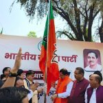 मुख्यमंत्री पुष्कर सिंह धामी पहुंचे भाजपा मुख्यालय, स्थापना दिवस के अवसर पर पार्टी कार्यालय में किया ध्वजारोहण