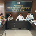 अधिकारियों की बैठक लेते हुए