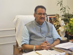 ग्राम्य विकास मंत्री गणेश जोशी ने कैंप कार्यालय में प्रधानमंत्री ग्राम सड़क योजना के विभागीय अधिकारियों की ली बैठक, दिए निर्देश