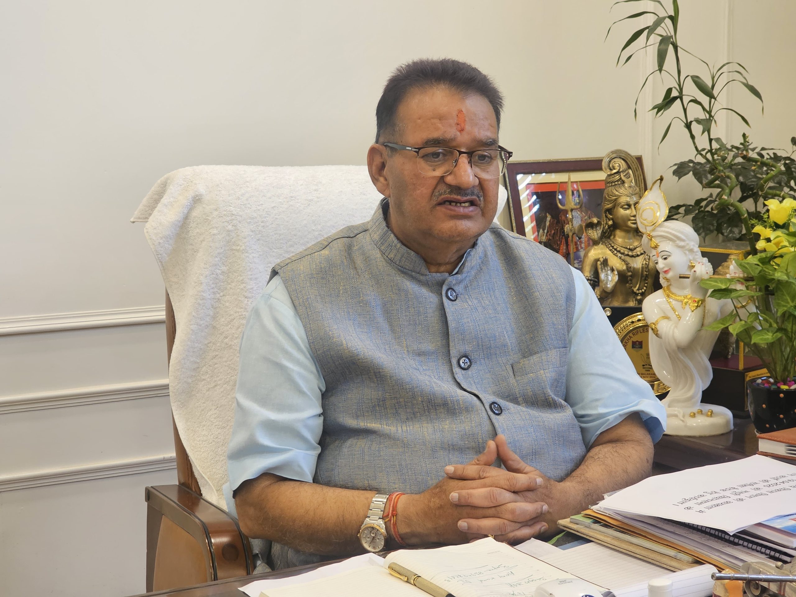 ग्राम्य विकास मंत्री गणेश जोशी ने कैंप कार्यालय में प्रधानमंत्री ग्राम सड़क योजना के विभागीय अधिकारियों की ली बैठक, दिए निर्देश