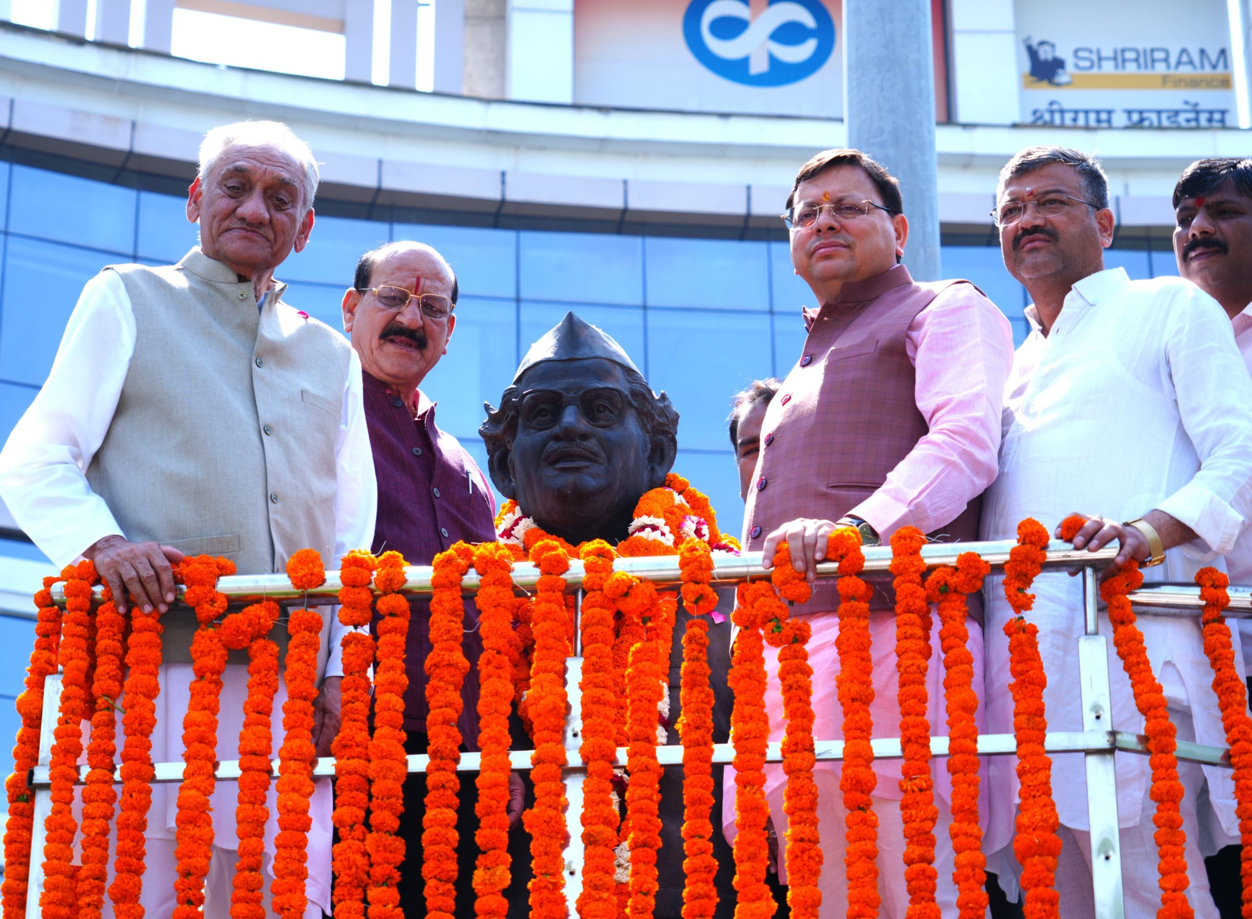 मुख्यमंत्री पुष्कर सिंह धामी ने हेमवती नंदन बहुगुणा की जयंती पर दी श्रद्धांजलि