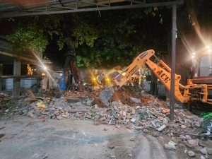 दून अस्पताल में बनी अवैध मजार पर चला&hellip;