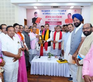 मुख्यमंत्री धामी ने नव नियुक्त दायित्वधारियों के साथ&hellip;