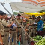 निरंजनपुर मण्डी मे बाहरी व्यक्तियों के सत्यापन हेतु दून पुलिस ने चलाया अभियान