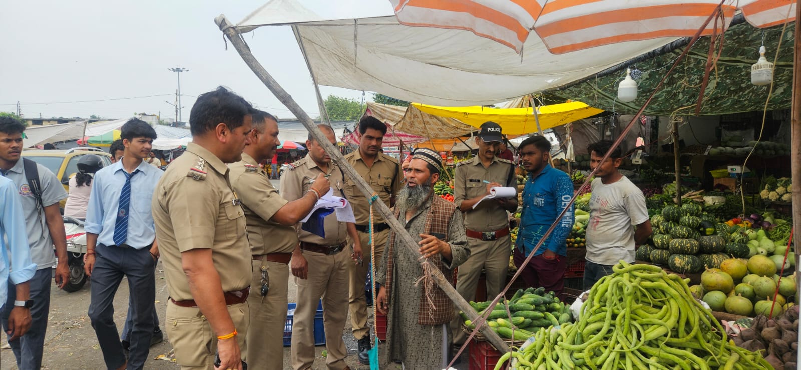 निरंजनपुर मण्डी मे बाहरी व्यक्तियों के सत्यापन हेतु दून पुलिस ने चलाया अभियान