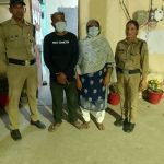 दुकान में घुसकर एक व्यक्ति पर हमला करने के आरोपी पति पत्नी को पुलिस ने लिया हिरासत में