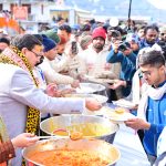 केदारनाथ में मुख्य सेवक भंडारा में मुख्यमंत्री ने श्रद्धालुओं को वितरित किया प्रसाद।