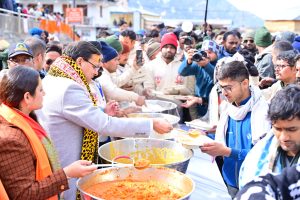 केदारनाथ में मुख्य सेवक भंडारा में मुख्यमंत्री ने&hellip;