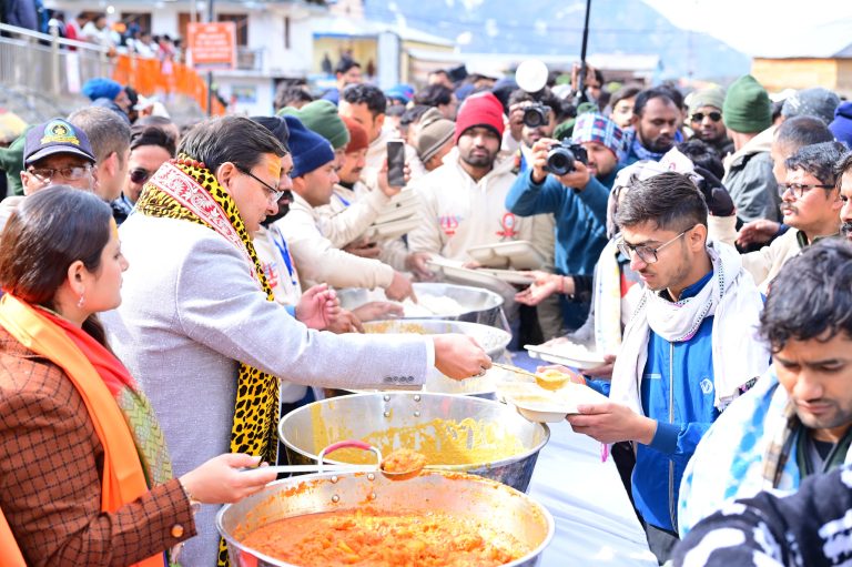 केदारनाथ में मुख्य सेवक भंडारा में मुख्यमंत्री ने श्रद्धालुओं को वितरित किया प्रसाद।