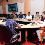 मुख्यमंत्री पुष्कर सिंह धामी ने शासकीय आवास पर उच्चाधिकारियों की ली बैठक, दिए निर्देश