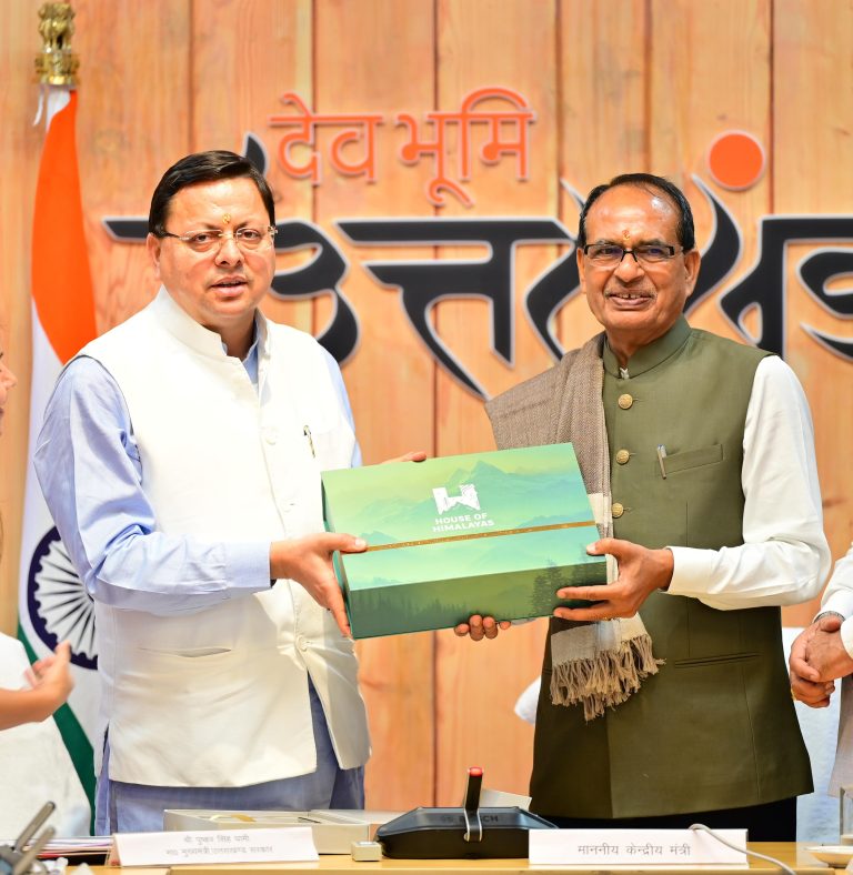 मुख्यमंत्री आवास में केंद्रीय कृषि मंत्री शिवराज सिंह चौहान ने उच्च अधिकारियों की ली बैठक, दिए निर्देश