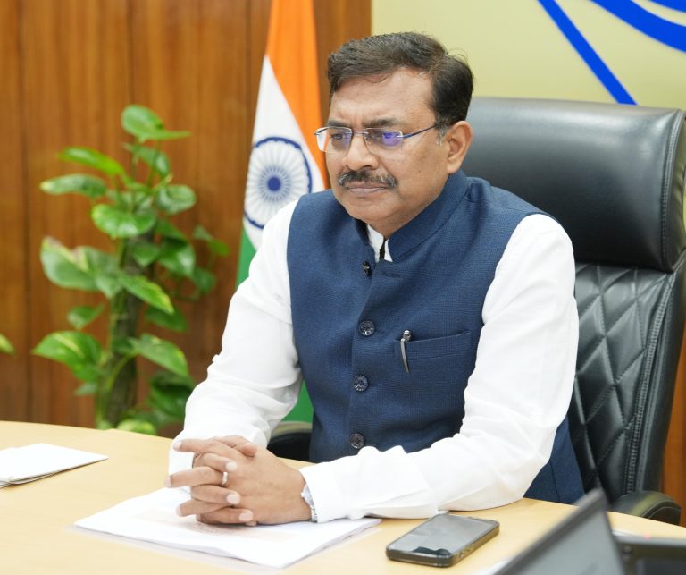 मुख्य सचिव आनन्द बर्द्धन ने सचिवालय में स्वास्थ्य एवं चिकित्सा शिक्षा विभाग की समीक्षा की