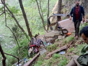 जनपद उत्तरकाशी, गंगनानी में यात्रियों को ले जा&hellip;