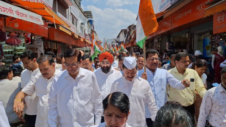 भारत की सेना जिंदाबाद पाकिस्तान हो बर्बाद के उदघोष के साथ प्रदेश कांग्रेस ने निकाली तिरंगा यात्रा