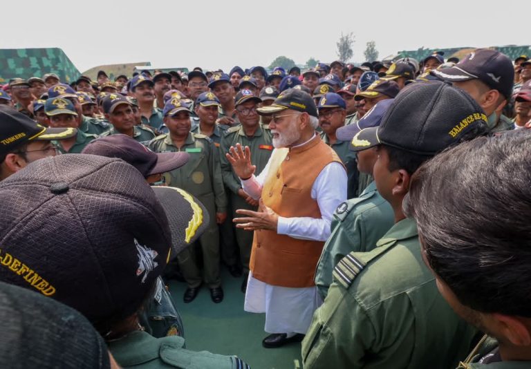 प्रधानमंत्री नरेंद्र मोदी ने भारतीय वायुसेना के जवानों से की मुलाकात