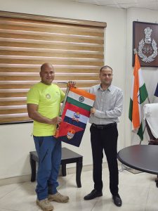 सेनानायक अर्पण यदुवंशी ने पर्वतारोही मुख्य आरक्षी राजेन्द्र&hellip;