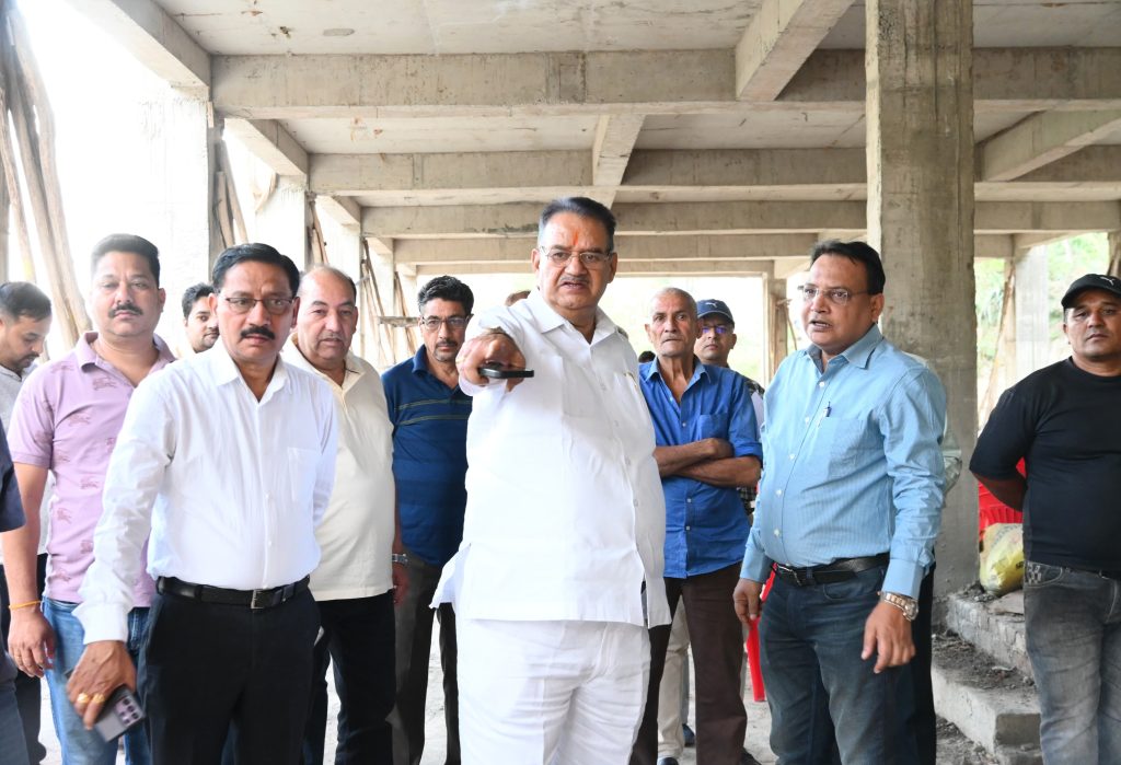 गणेश जोशी निरीक्षण करते हुए