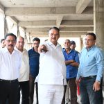 गणेश जोशी निरीक्षण करते हुए