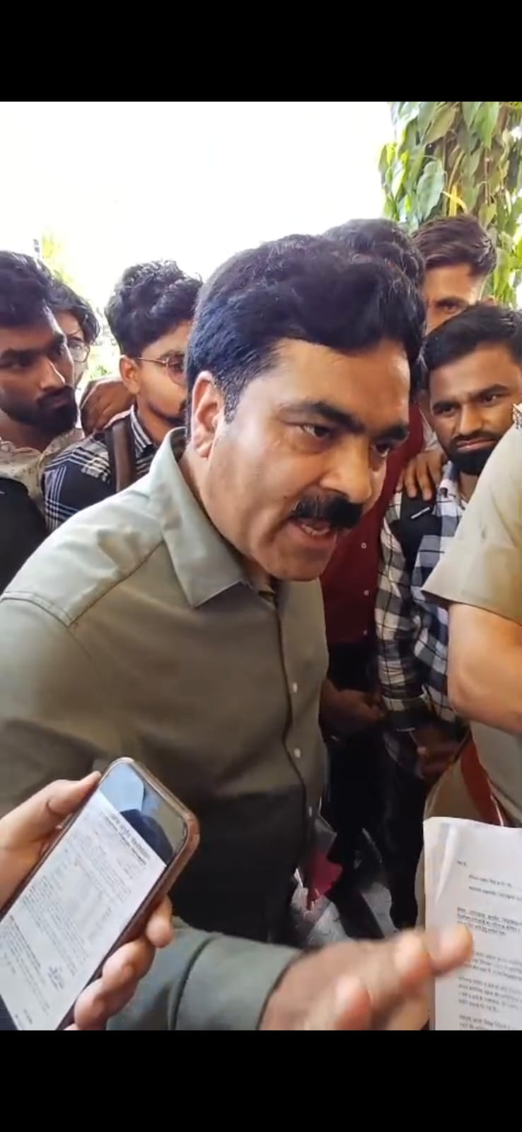 उत्तराखंड आयुर्वेद विश्वविद्यालय में BAMS के छात्रों का हंगामा,कुलसचिव का घेराव…