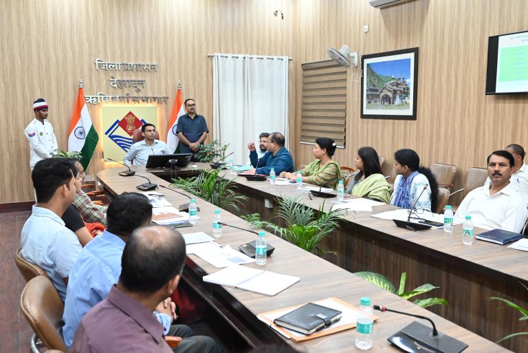 जिलाधिकारी सविन बंसल ने प्रधानमंत्री पोषण शक्ति निर्माण योजना की समीक्षा की
