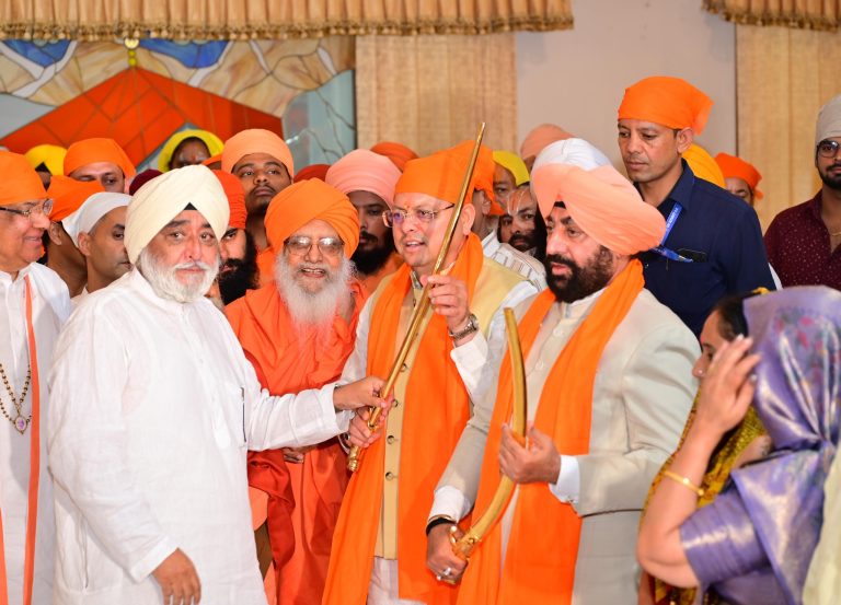 राज्यपाल और मुख्यमंत्री ने श्री हेमकुण्ट साहिब यात्रा के लिए जाने वाले प्रथम जत्थे को किया रवाना।