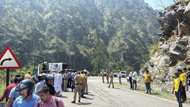 उत्तरकाशी में सवारियों से भरी बस पलटी, मची अफरा-तफरी