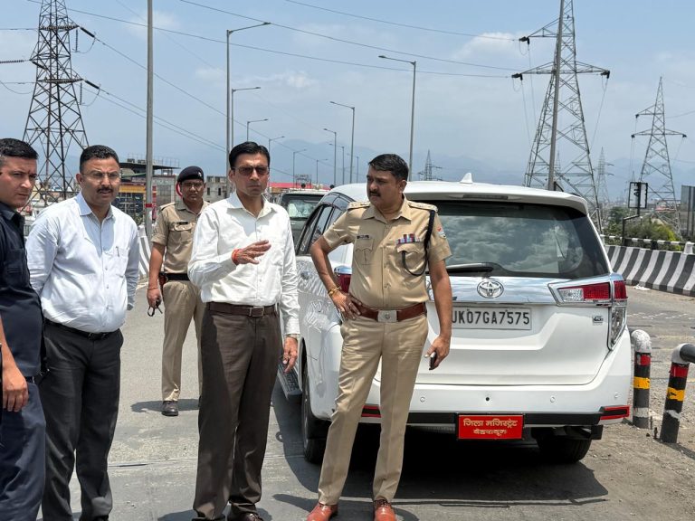 जिलाधिकारी और एसएसपी देहरादून ने किया आईएसबीटी फ्लाईओवर का निरीक्षण