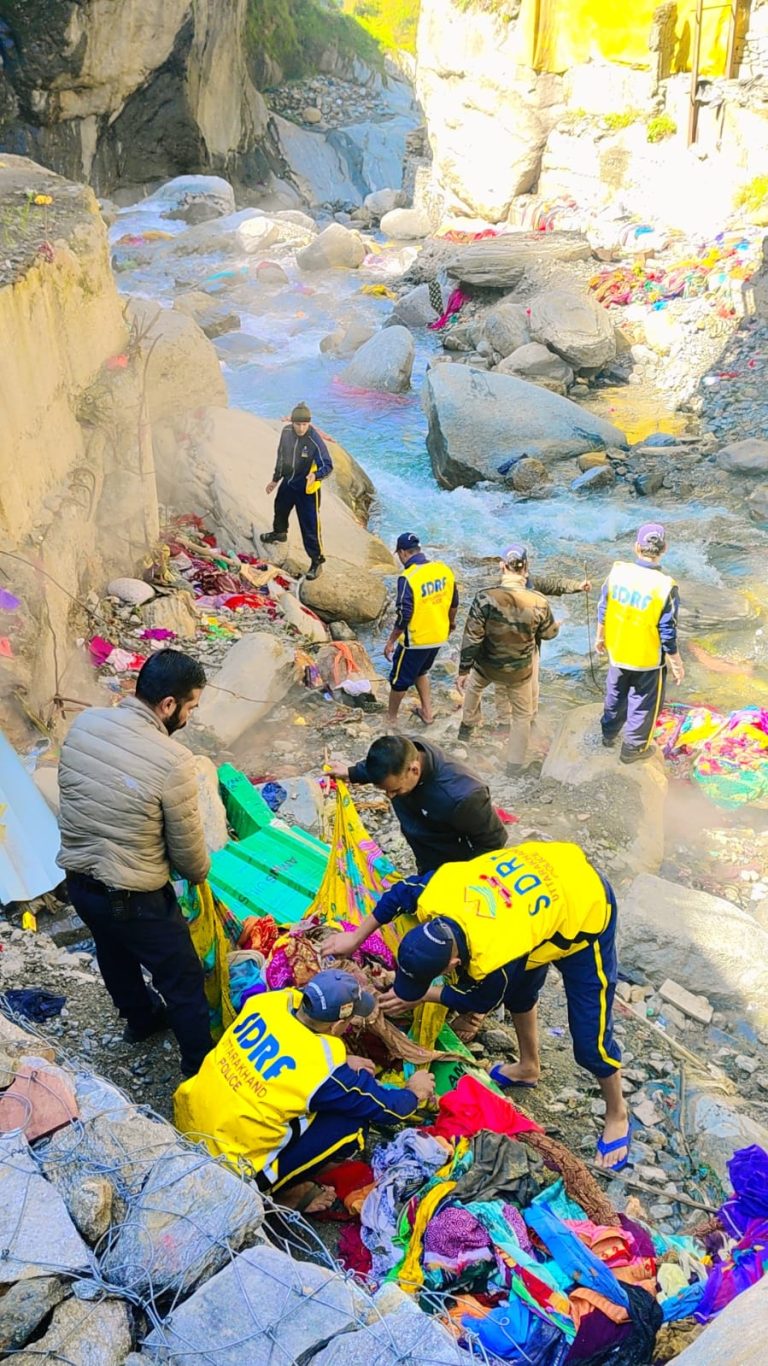 यमुनोत्री धाम में “स्वच्छ यमुना, निर्मल यमुना, अविरल यमुना” अभियान के तहत चलाया गया सफाई अभियान