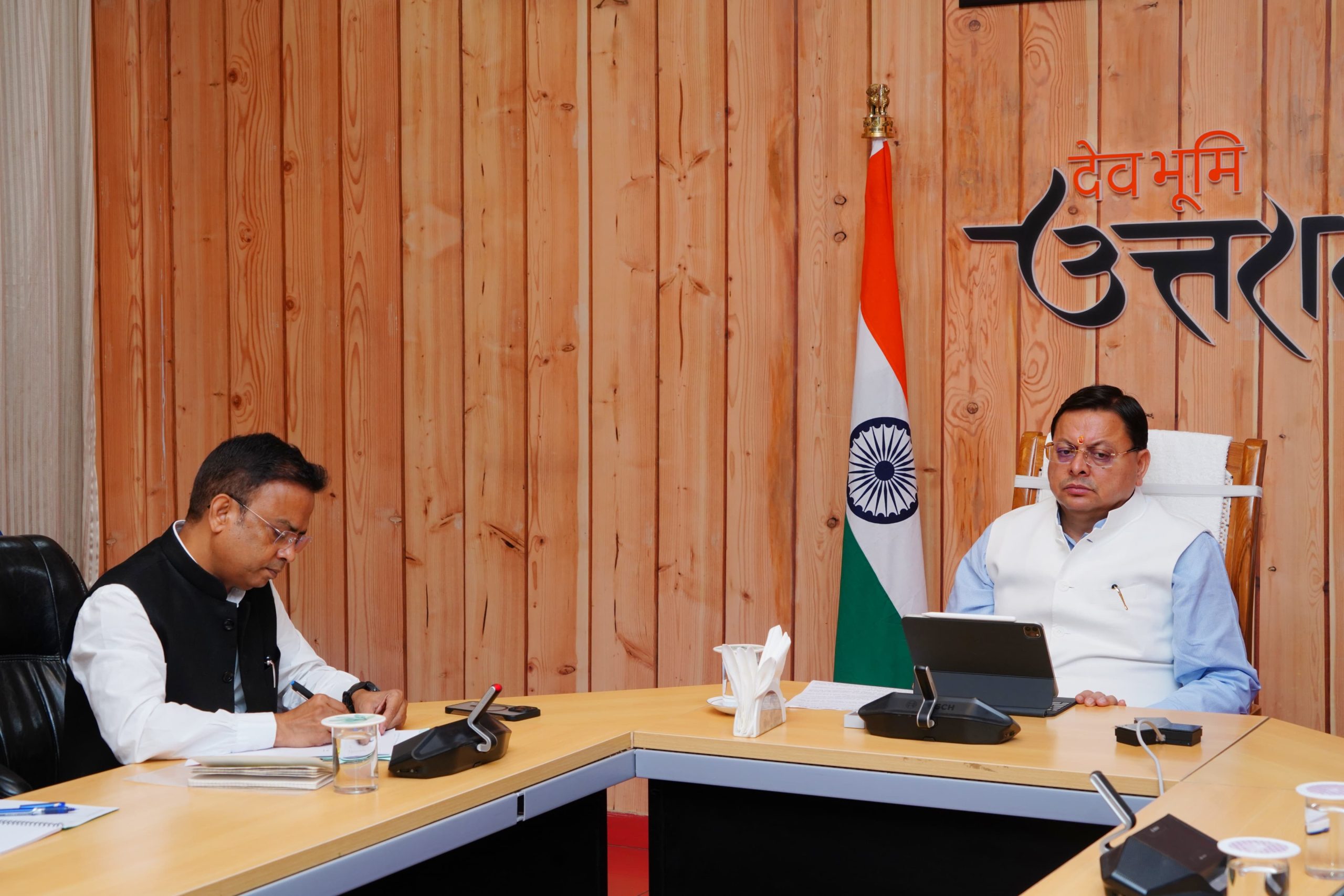 सीएम पुष्कर सिंह धामी ने मुख्यमंत्री आवास से वर्चुअल बैठक में किया प्रतिभाग, दिए ये निर्देश