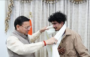 मुख्यमंत्री पुष्कर सिंह धामी ने पर्वतारोही रोहित भट्ट को किया सम्मानित