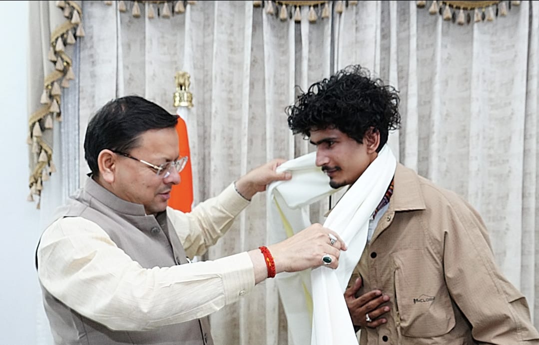 मुख्यमंत्री पुष्कर सिंह धामी ने पर्वतारोही रोहित भट्ट को किया सम्मानित