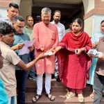 डोर-टू-डोर कूड़ा संग्रहण को मिलेगा तकनीकी बल, नगर निगम देहरादून ने चालकों को बांटे मोबाइल फोन