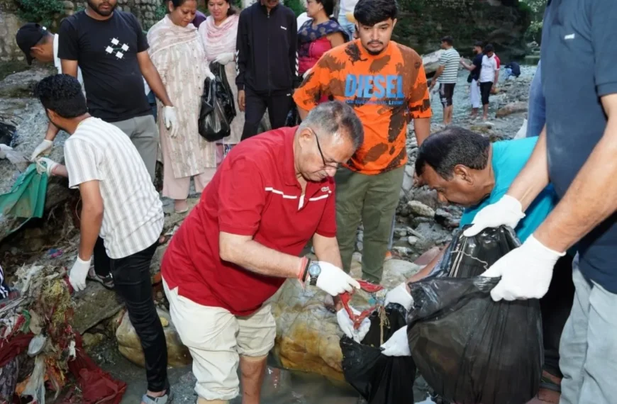 टपकेश्वर मंदिर किनारे तमसा नदी में चला विशेष स्वच्छता अभियान: मंत्री गणेश जोशी ने दिया स्वच्छता का संदेश